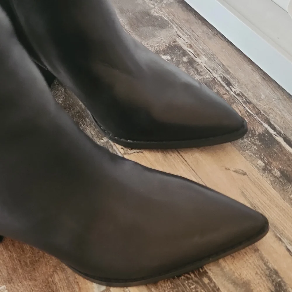 Nine West Black Knee High Boots with Sleek Silhouette - Picture 4 of 5